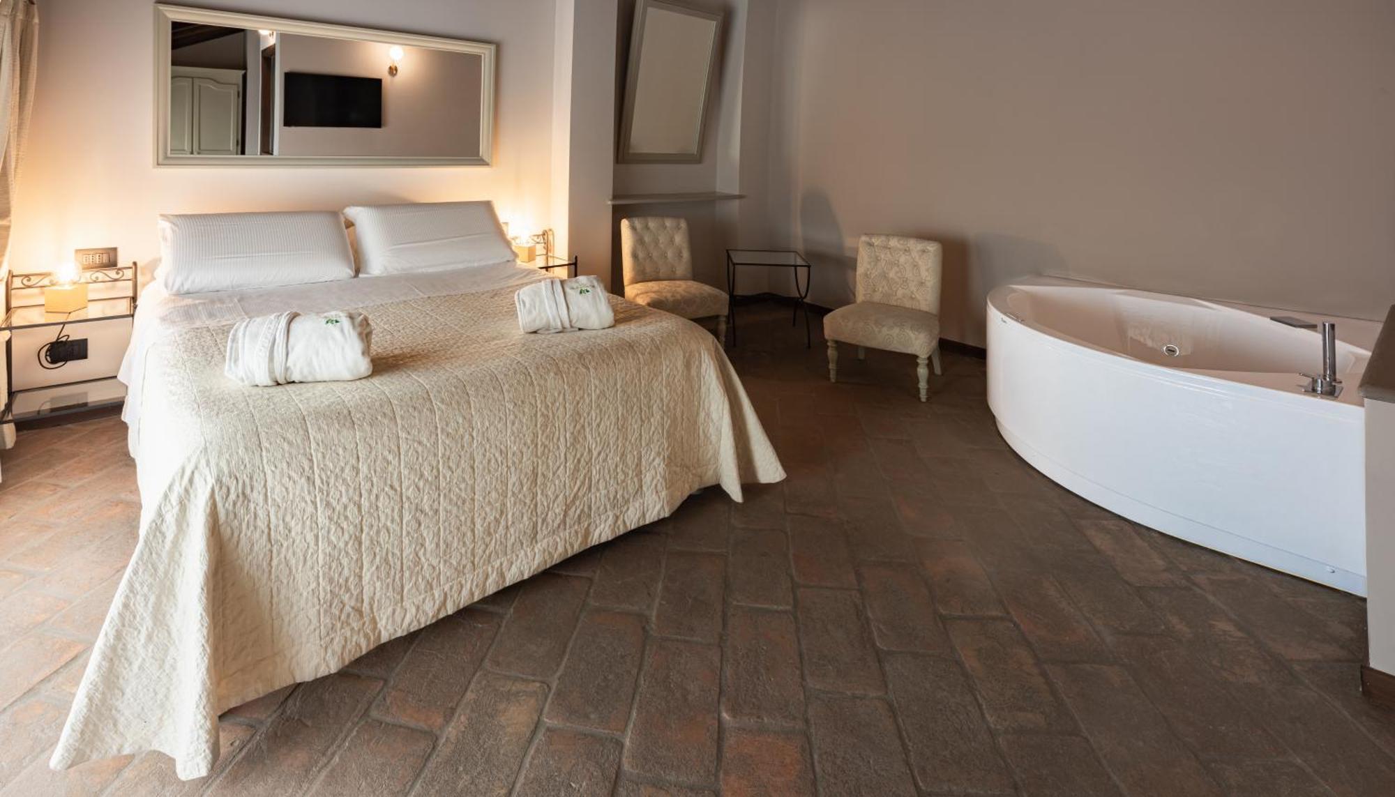 Relais Bella Rosina Pool & Spa La Cassa Ngoại thất bức ảnh
